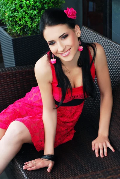 美丽的女人穿着豪华的红裙子 — 图库照片