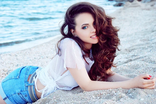 Hermosa modelo posando en la playa — Foto de Stock