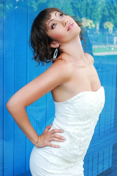 Piękna kobieta w białej sukience — Zdjęcie stockowe