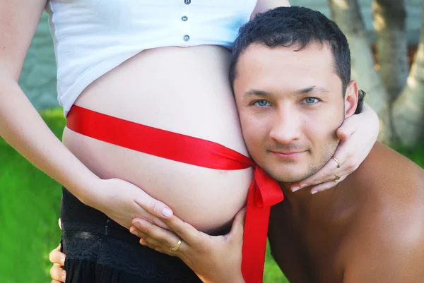 Aufgeregtes schwangeres Paar — Stockfoto