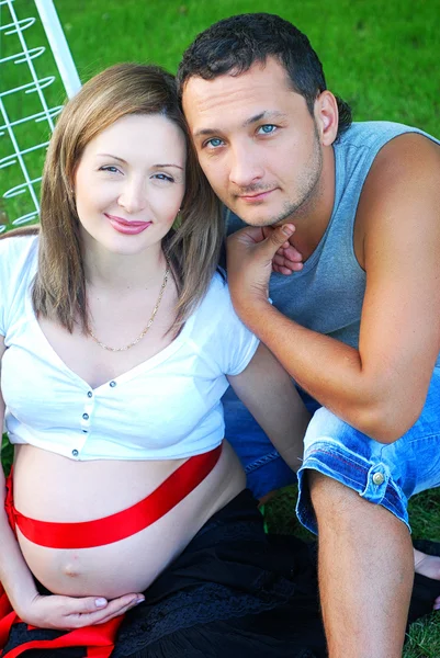Aufgeregtes schwangeres Paar — Stockfoto