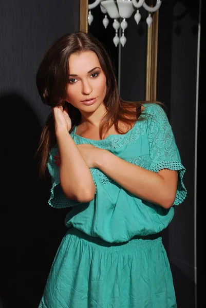 Jovem mulher atraente em vestido azul — Fotografia de Stock