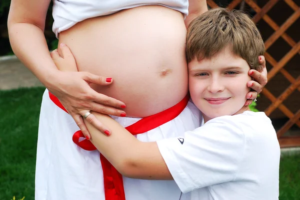 Schwangerschaft Mutter mit ihrem Sohn — Stockfoto