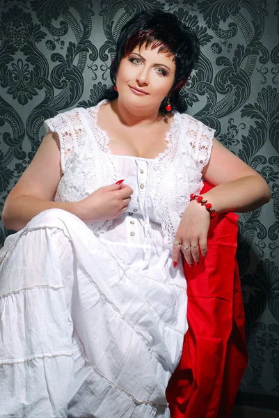 Piękna kobieta w białej sukni — Zdjęcie stockowe