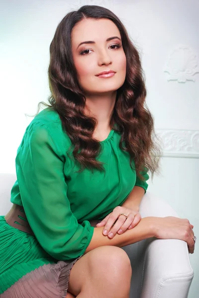 Gyönyörű nő zöld ruhában portré — Stock Fotó