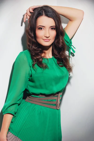 Vacker kvinna i grön klänning porträtt — Stockfoto