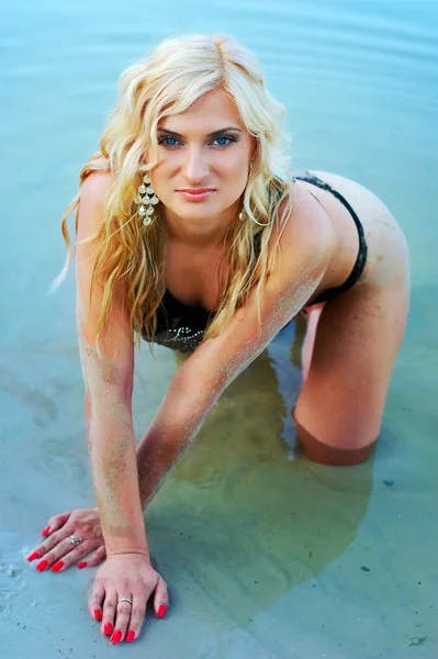 Сексуальная блондинка в озере — стоковое фото