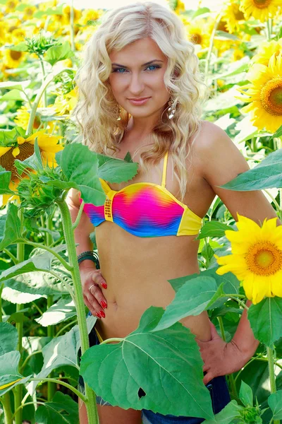 Mädchen im Feld der Sonnenblumen — Stockfoto