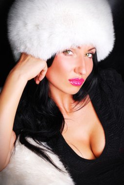 Stüdyoda poz veren güzel kız