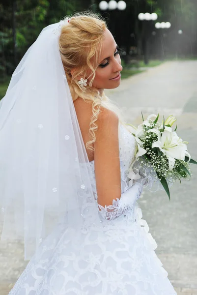 Bride with a bouquet — Stock Photo, Image
