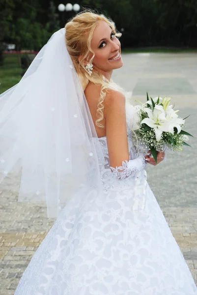 Bride in a park — Stock Photo, Image