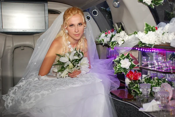 Bride in a car — Stock Photo, Image