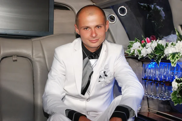 Groom in a car — Stock Photo, Image