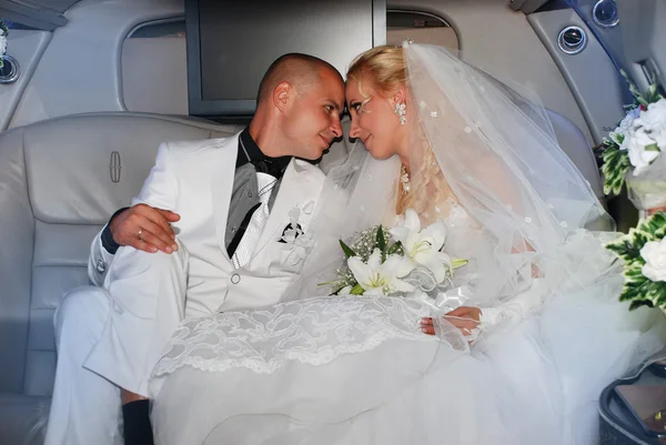 The couple in the car — Stock Photo, Image