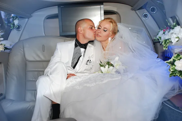 The couple in the car — Stock Photo, Image