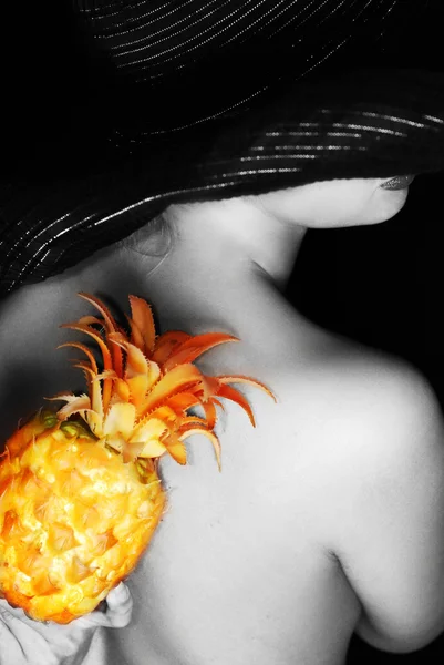 Beautiful girl with fruits — Stock Photo, Image