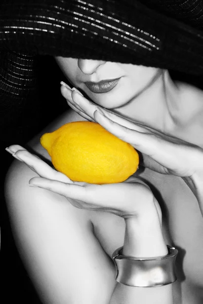 Bella ragazza con frutta — Foto Stock