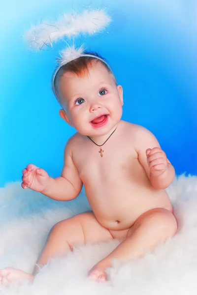Niño pequeño sobre un fondo azul — Foto de Stock