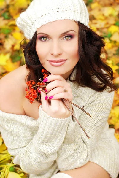 Mode meisje genieten van in het park in de herfst — Stockfoto