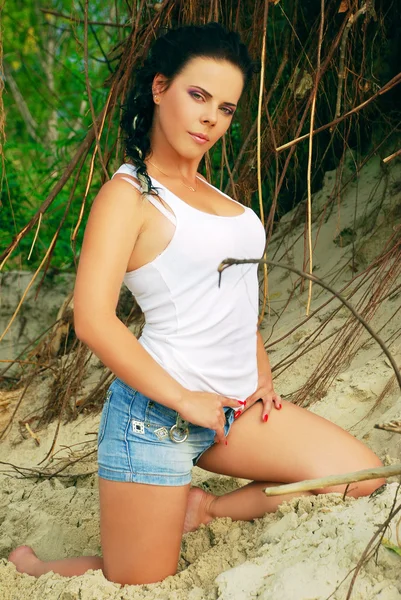 Beautiful girl posing outdoors — Stock Photo, Image