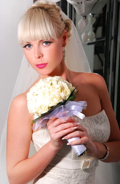 Jovem noiva bonita — Fotografia de Stock