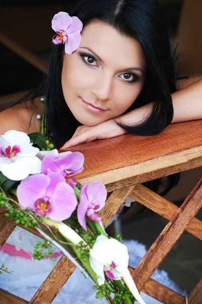 Fiatal nő a fehér ruha, virág — Stock Fotó