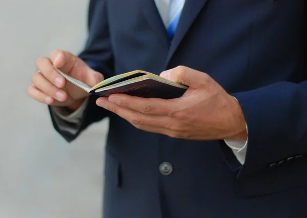 Novio manos sosteniendo dos pasaportes — Foto de Stock