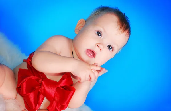 Petit enfant sur fond bleu — Photo