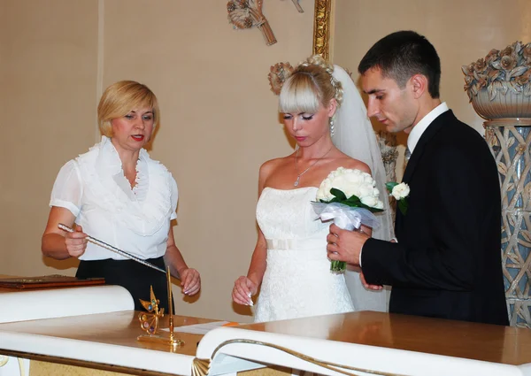 Unga attraktiva par signeringscertifikat bröllop — Stockfoto