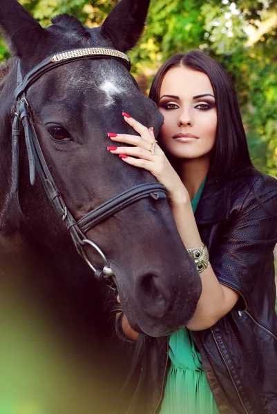美丽的女人和黑色的马 — 图库照片