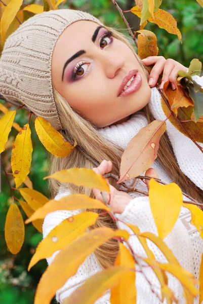 Menina da moda desfrutando no parque no outono — Fotografia de Stock
