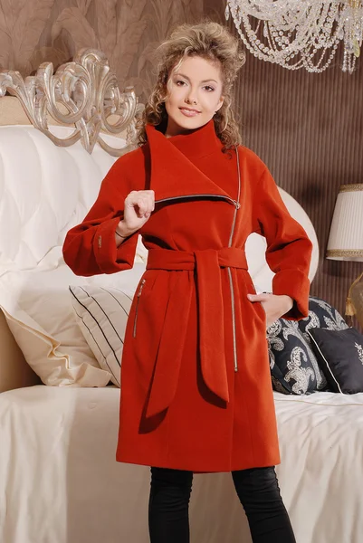 Attraente giovane donna bionda in elegante cappotto — Foto Stock