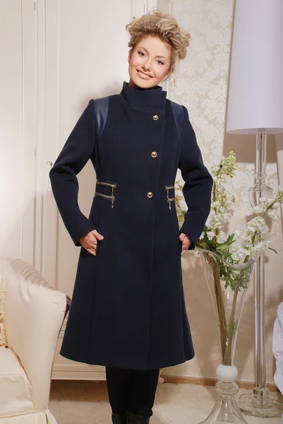 Attraente giovane donna bionda in elegante cappotto — Foto Stock