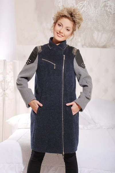 Atractiva joven rubia en abrigo elegante —  Fotos de Stock
