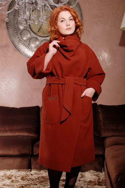 コートの中の魅力的な若い赤毛の女性 — ストック写真