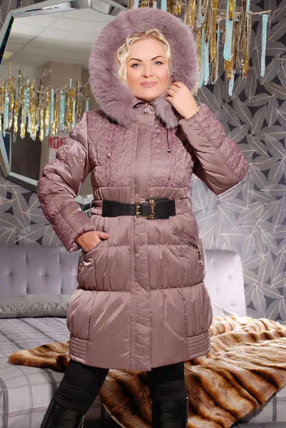 Bella donna bionda in cappotto invernale con cappuccio — Foto Stock