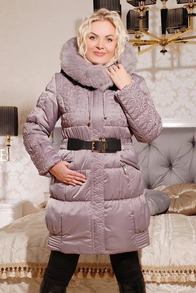 Vacker blond kvinna i vinter jacka med huva — Stockfoto