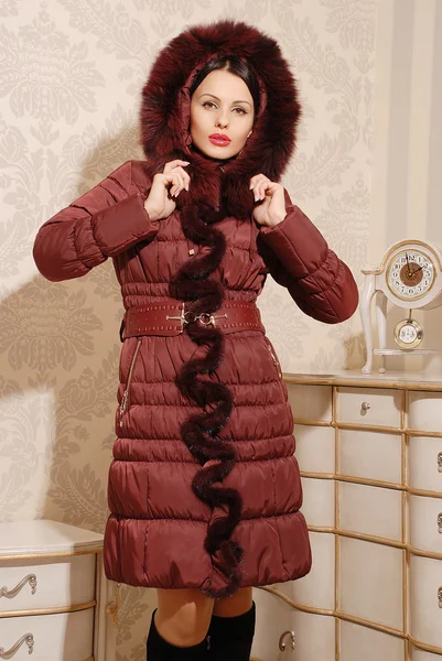 Vacker ung kvinna i varma vinterkläder — Stockfoto