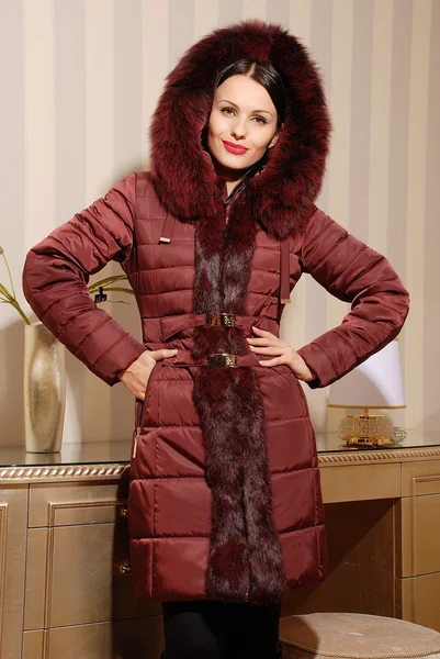 Schöne junge Frau in warmer Winterkleidung — Stockfoto