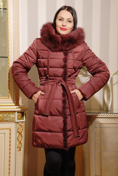 Piękna młoda kobieta w ciepłe zimowe ubrania — Zdjęcie stockowe