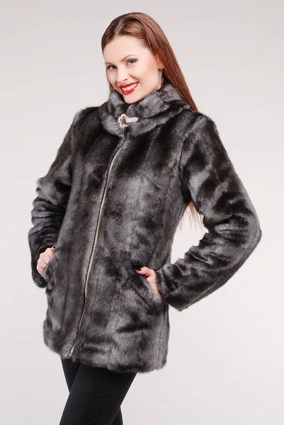 Beautiful woman in fur coat — Stock Photo, Image