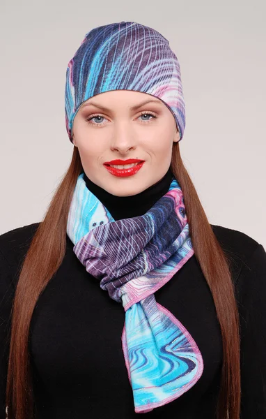 Mode stijlvolle meisje met sjaal — Stockfoto