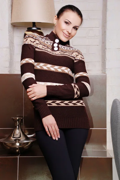 Atrakcyjna kobieta sobie stylowy sweter — Zdjęcie stockowe
