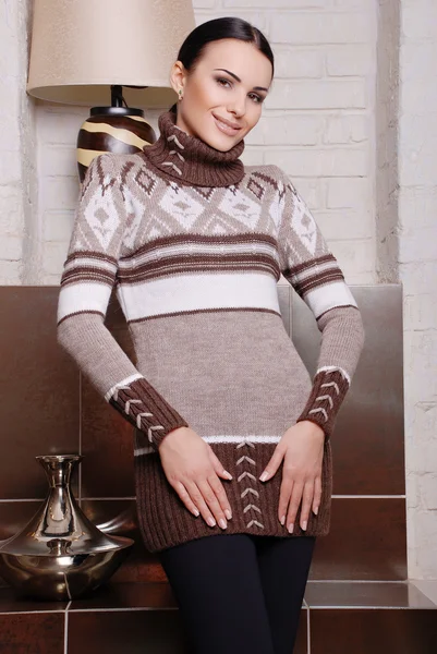 魅力的な女性の身に着けているスタイリッシュなセーター — ストック写真