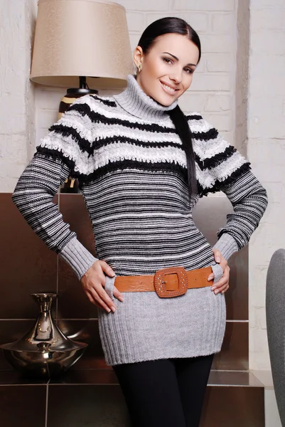 Attraktive Frau mit stylischem Pullover — Stockfoto