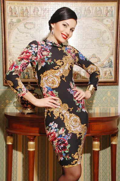 Schöne brünette Frau im modischen stilvollen Kleid — Stockfoto