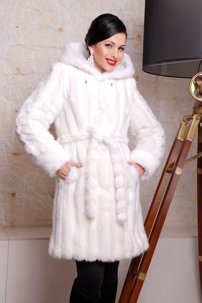魅力的なブルネットの女性の毛皮のコートで — ストック写真
