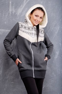 rahat kıyafetler içinde çekici genç kadın