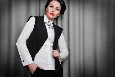 Şık giyinen kadın.