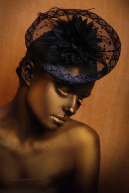 parlak altın makyajlı çekici kadın portresi